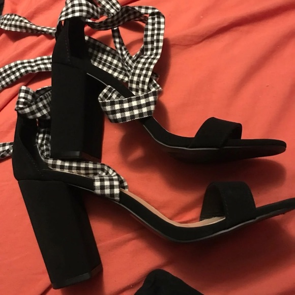 NWOT Charlotte Russe black heels with plaid size 9 - Picture 3 of 4